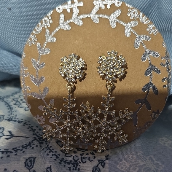 Francesca's Collections Gold Snowflake Earrings - Picture 7 of 9